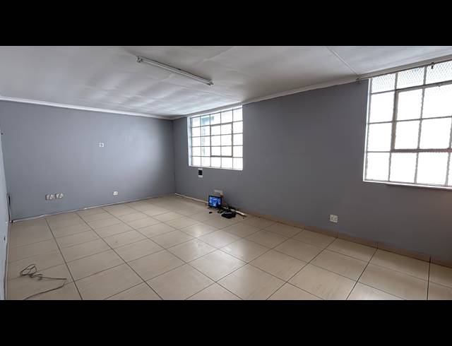 850M² WAREHOUSE TO LET IN EASTLEIGH